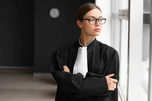 Молодая Женщина Судья Зале Суда — стоковое фото