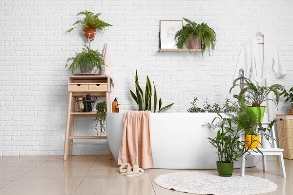 Baignoire Élégante Avec Belles Plantes Intérieur Près Mur Briques Blanches — Photo