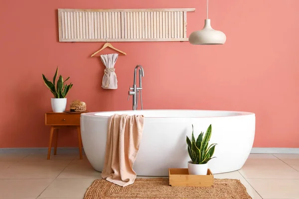 Moderne Badkuip Met Handdoek Kamerplanten Buurt Van Bruine Muur — Stockfoto
