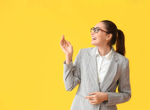 Happy Young Businesswoman Eyeglasses Yellow Background — Stock Photo, Image
