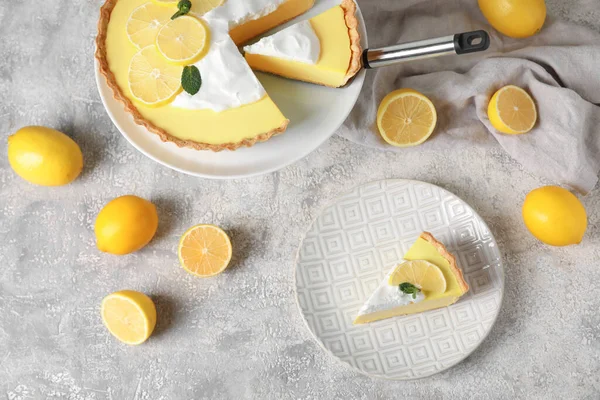 薄い背景においしいレモンパイと新鮮な果物の作品とプレート — ストック写真