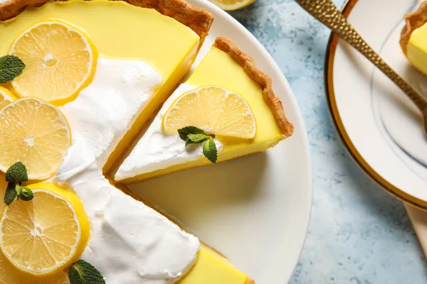 テーブルの上においしいレモンパイとスタンド クローズアップ — ストック写真