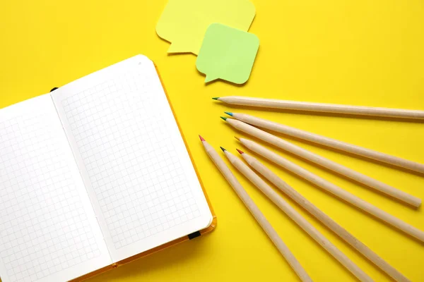 Caderno Branco Lápis Coloridos Sobre Fundo Amarelo — Fotografia de Stock