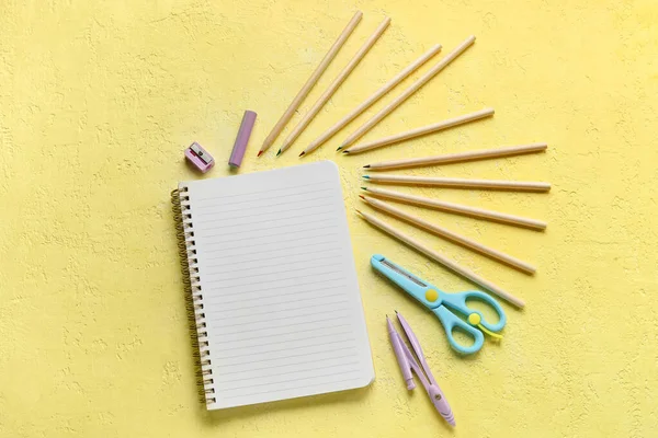 黄色底色的彩色铅笔 空白笔记本和文具 — 图库照片