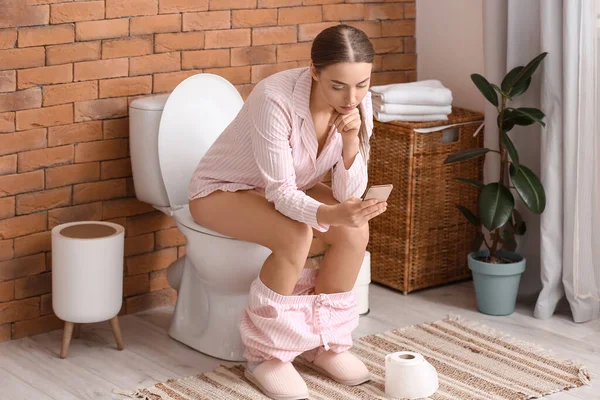 Jonge Vrouw Met Telefoon Zitten Toilet Kom Badkamer — Stockfoto