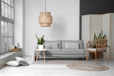 İçinde sehpa, kanepe ve koltuk olan bir oturma odası.