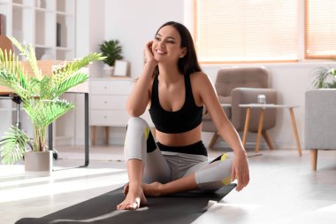 Genç çıplak ayaklı kadın evde eğitim görüyor.