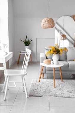 Masada mimoza çiçekleri, oturma odasının iç kısmında da kanepe olan vazo.