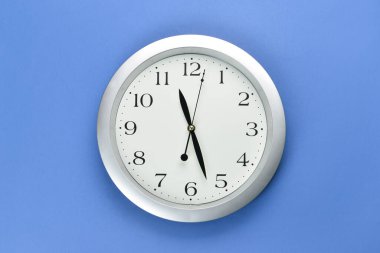 Mavi arkaplanda yeni modern saat