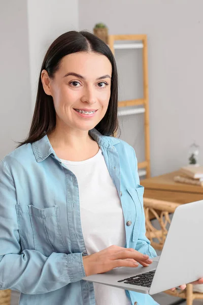 Hermosa Mujer Con Aparatos Dentales Utilizando Ordenador Portátil Casa — Foto de Stock