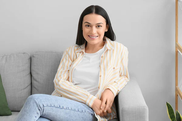 Beautiful Woman Dental Braces Sitting Sofa Home — Stock Photo, Image