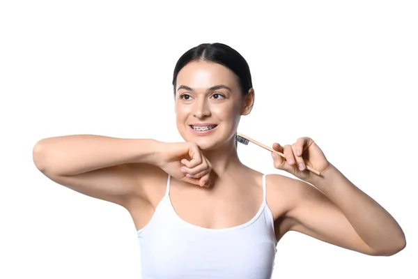 Schöne Frau Mit Zahnspange Und Zahnbürste Auf Weißem Hintergrund — Stockfoto