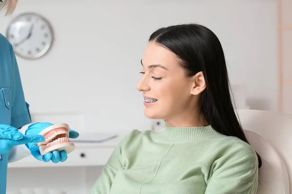 Zahnarzt Hält Modell Von Kiefer Und Frau Mit Zahnspange Klinik — Stockfoto