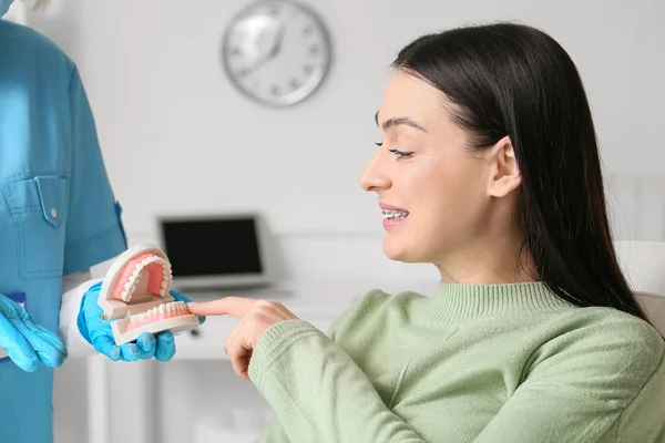 Dentist Holding Model Jaw Woman Dental Braces Clinic — Stock Photo, Image