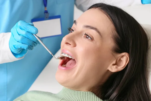 Piękna Kobieta Aparatem Dentystycznym Odwiedza Dentystę Klinice Zbliżenie — Zdjęcie stockowe