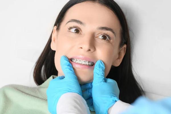 Wanita Cantik Dengan Kawat Gigi Mengunjungi Dokter Gigi Klinik Closeup — Stok Foto