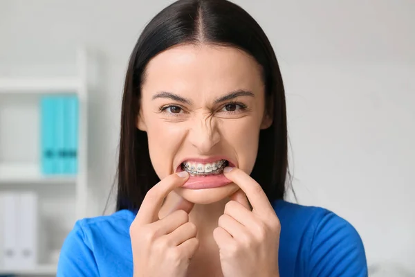 Jovem Irritada Com Aparelho Dentário Clínica — Fotografia de Stock
