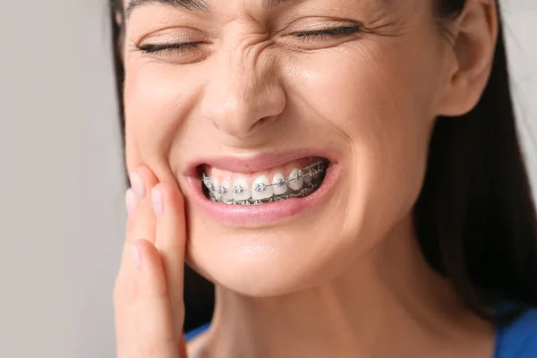 Mulher Bonita Com Aparelho Dentário Com Dor Clínica Close — Fotografia de Stock