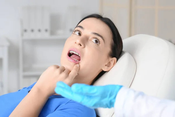 Piękna Kobieta Aparatem Dentystycznym Odwiedzająca Dentystę Klinice — Zdjęcie stockowe