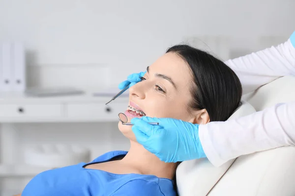 Piękna Kobieta Aparatem Dentystycznym Odwiedzająca Dentystę Klinice — Zdjęcie stockowe