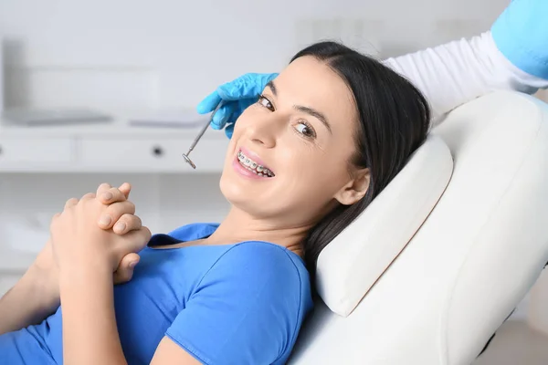 Piękna Kobieta Aparatem Dentystycznym Odwiedzająca Dentystę Klinice — Zdjęcie stockowe