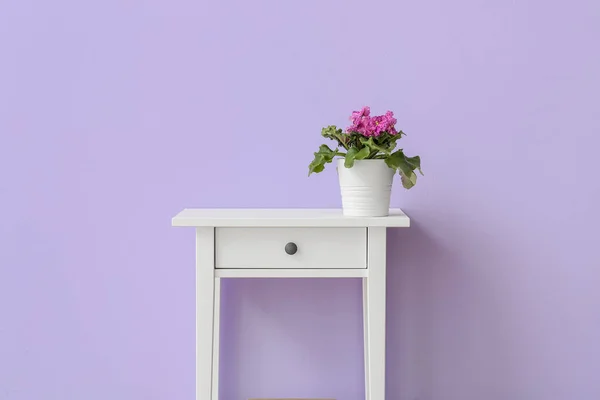 Stůl Květinami Květináči Fialové Stěny — Stock fotografie