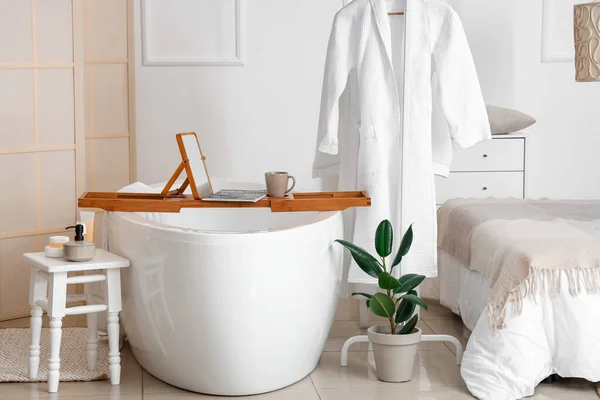 Interior Modern Bedroom Bathtub Rack Bathrobes — Stock Photo, Image
