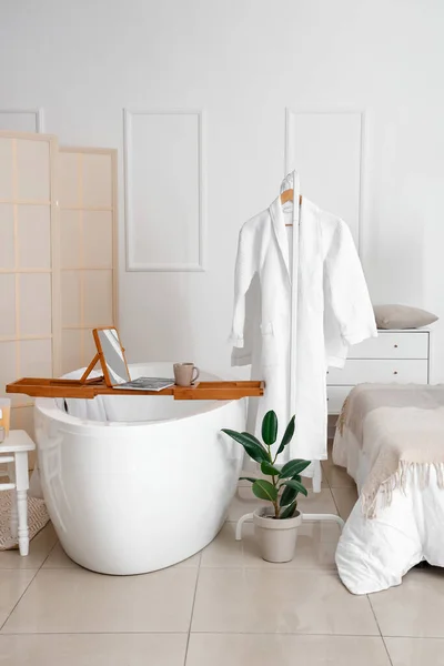 Interior Modern Bedroom Bathtub Rack Bathrobes — Stock Photo, Image