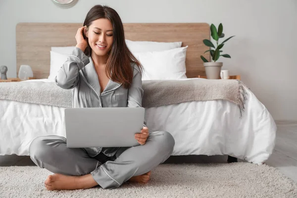 Young Asian Barefoot Woman Using Laptop Bedroom — Stock Photo, Image