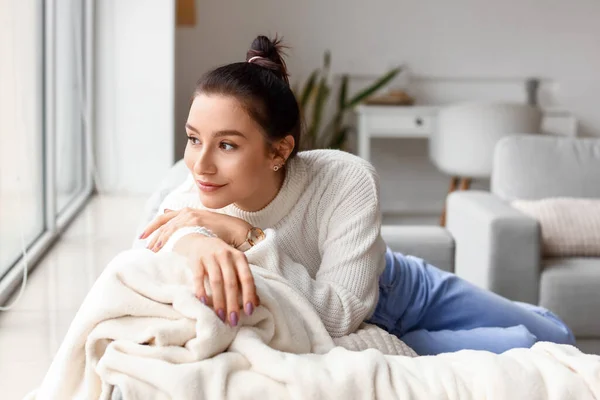 Beautiful Young Woman Resting Couch Home — Stock Photo, Image