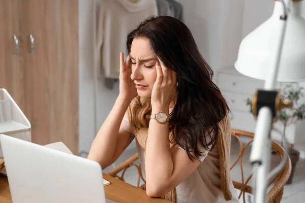 Dizüstü Bilgisayarı Olan Endişeli Genç Kadın Masada Oturuyor — Stok fotoğraf