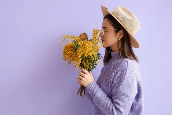 Mor Arka Planda Bir Buket Mimoza Çiçeği Olan Bir Kadın — Stok fotoğraf