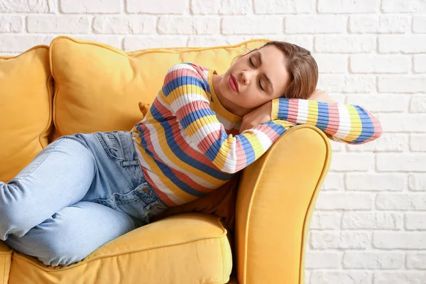 Wanita Muda Cantik Yang Santai Sofa Rumah — Stok Foto