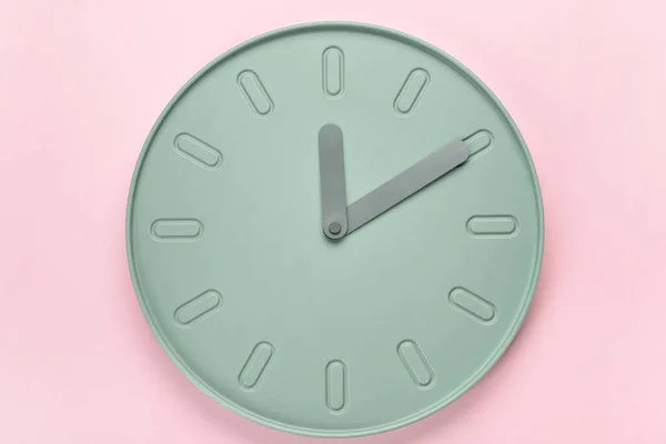 Neue Moderne Uhr Auf Rosa Hintergrund — Stockfoto