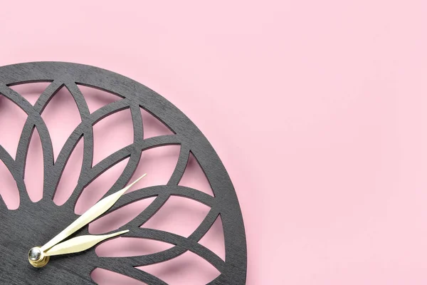 Nuevo Reloj Moderno Sobre Fondo Rosa Primer Plano —  Fotos de Stock