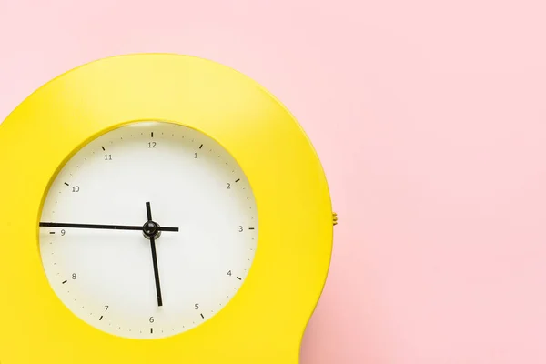 Neue Moderne Uhr Auf Rosa Hintergrund Nahaufnahme — Stockfoto