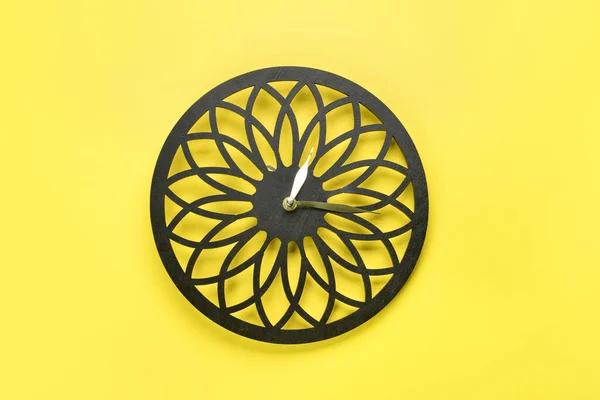 Nowy Nowoczesny Zegar Żółtym Tle — Zdjęcie stockowe