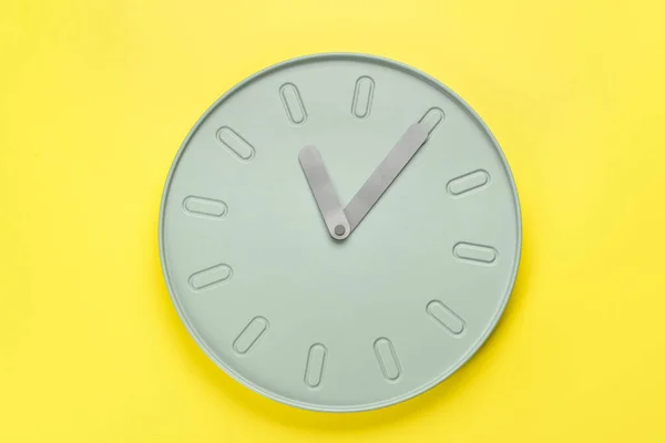 Nuevo Reloj Moderno Sobre Fondo Amarillo —  Fotos de Stock