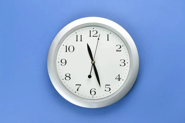 Nuevo Reloj Moderno Sobre Fondo Azul — Foto de Stock