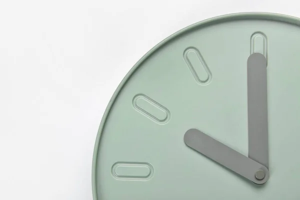 Νέο Σύγχρονο Ρολόι Λευκό Φόντο Closeup — Φωτογραφία Αρχείου