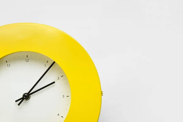Nouvelle Horloge Moderne Sur Fond Blanc Gros Plan — Photo