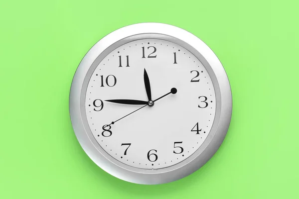 緑の背景に新しい現代時計 — ストック写真