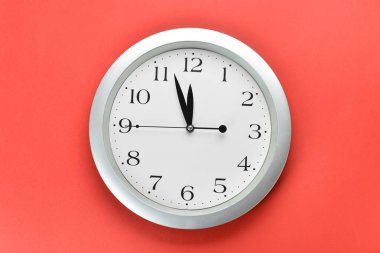 Kırmızı arkaplanda yeni modern saat