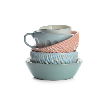 Beyaz arkaplanda şık yemek takımları