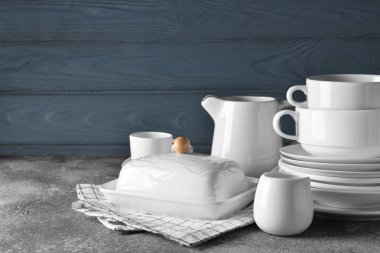 Gri ahşap arka planda şık yemek takımları