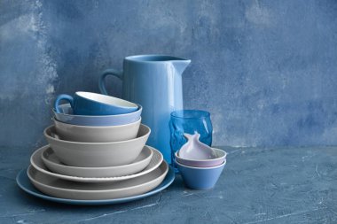 Mavi grunge arka planda güzel yemek takımları