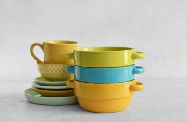 Güzel yemek ışık arka plan üzerinde kümesi