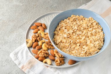 Hafif arka planda fındıklı sağlıklı yulaf ezmesi.