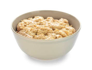 Beyaz arka planda bir kase sağlıklı yulaf ezmesi