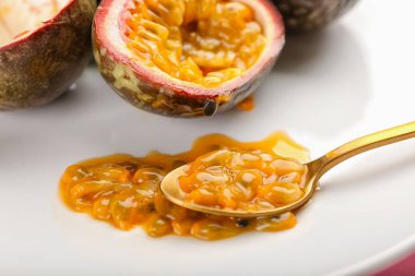 Lezzetli tutkulu meyveler ve kaşıklar, yakın plan.